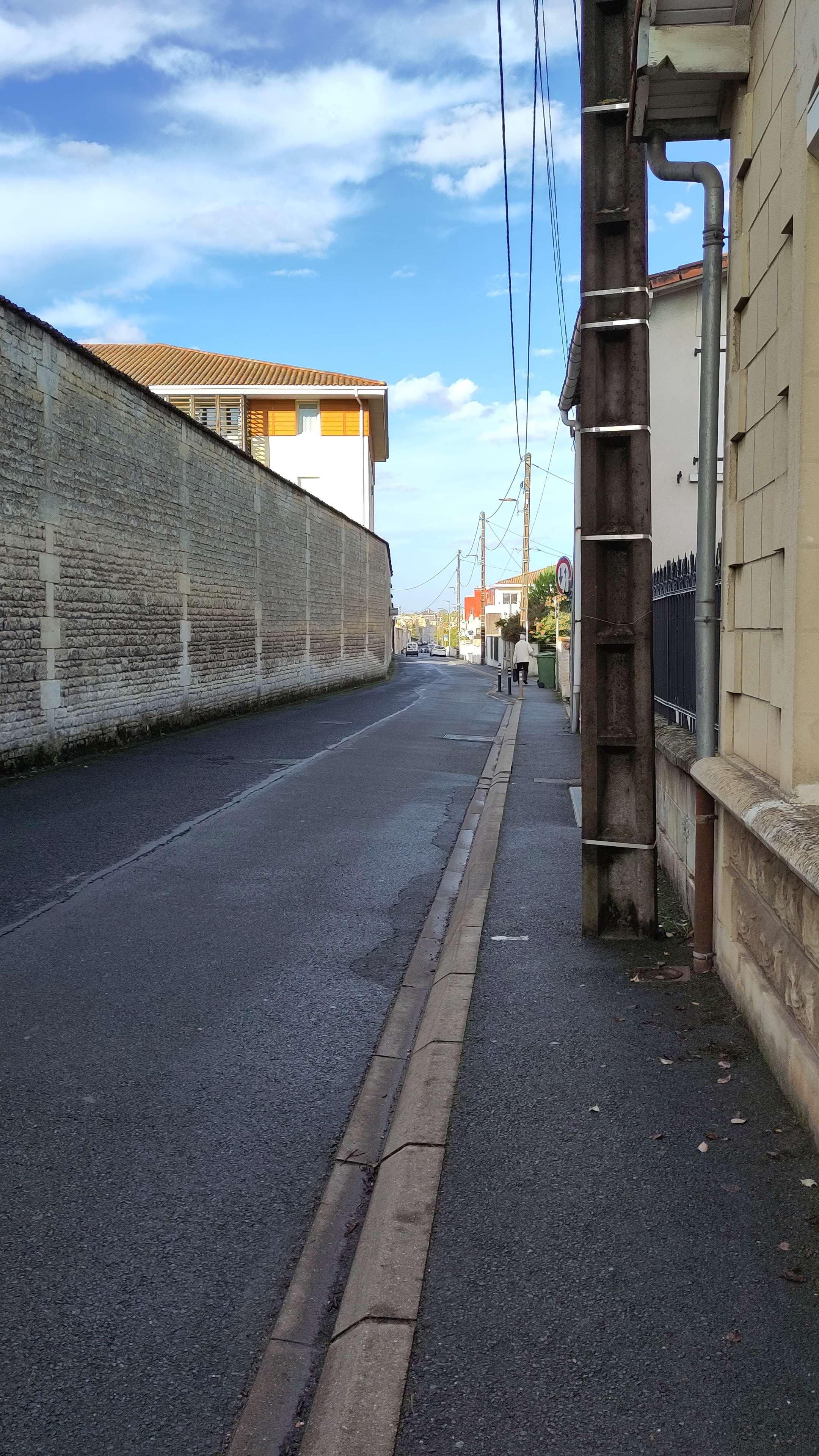 Trottoir étroit avec réduction (poteau)