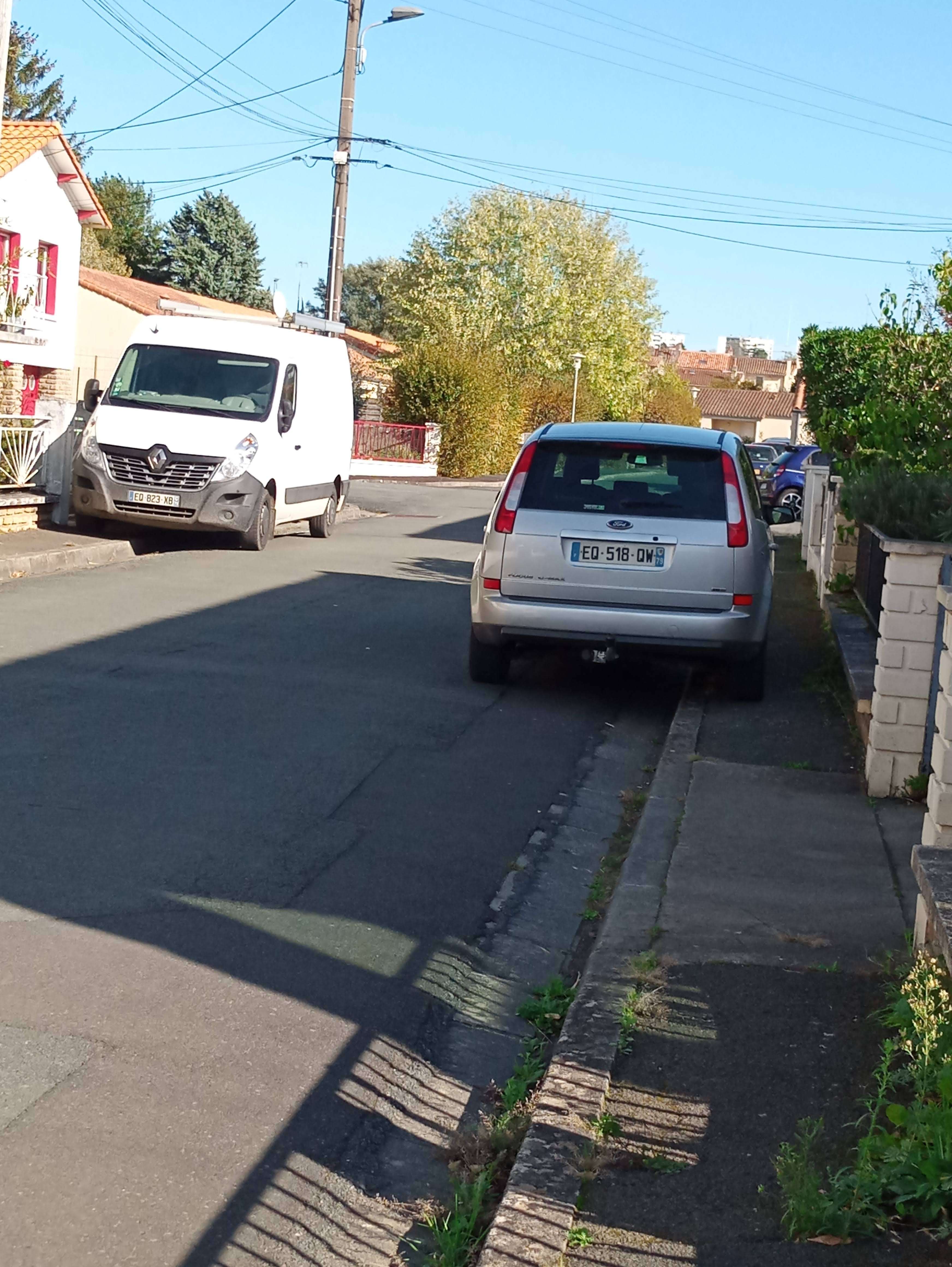voiture sur trottoir