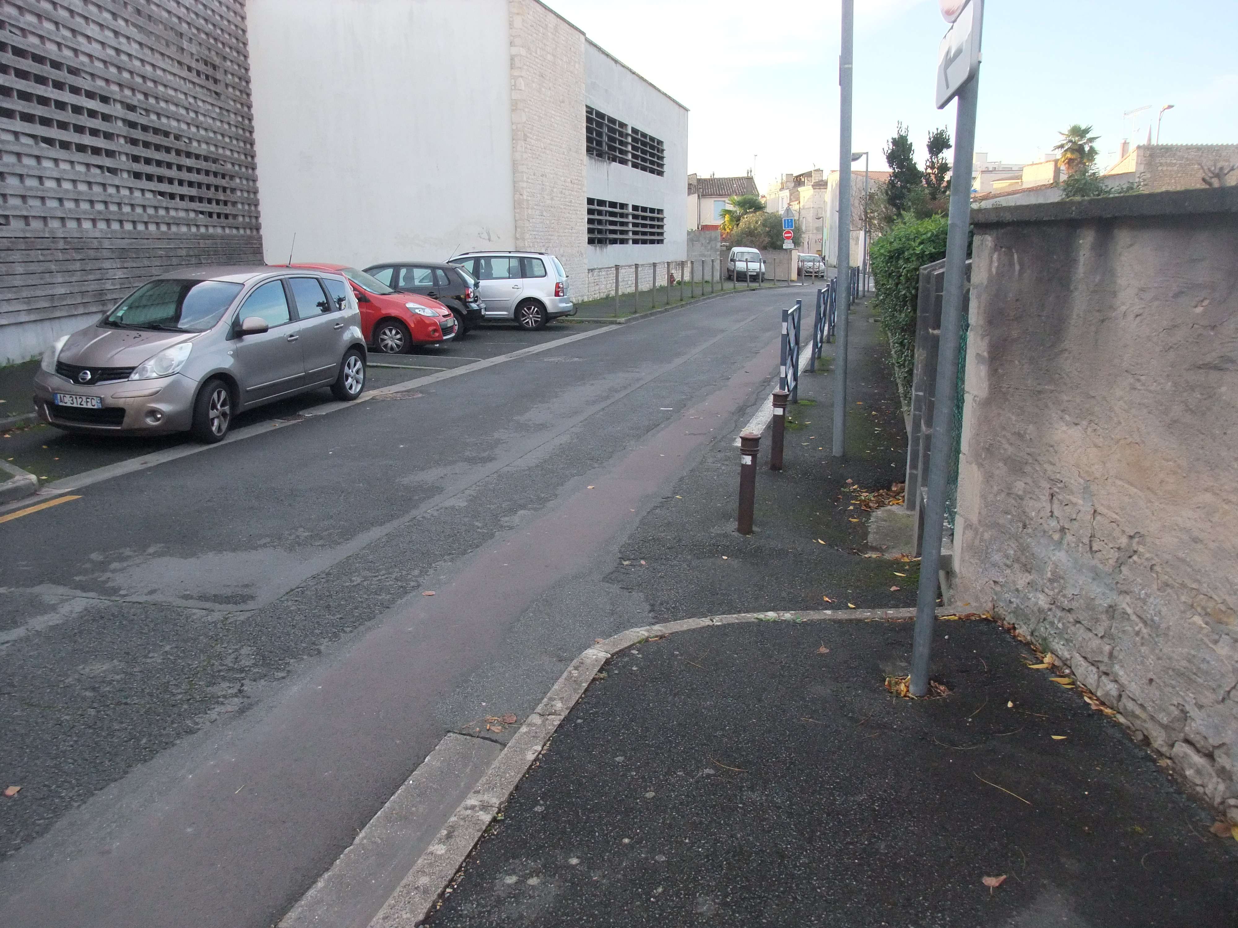 Trottoir non conforme PMR / trottoir très étroit