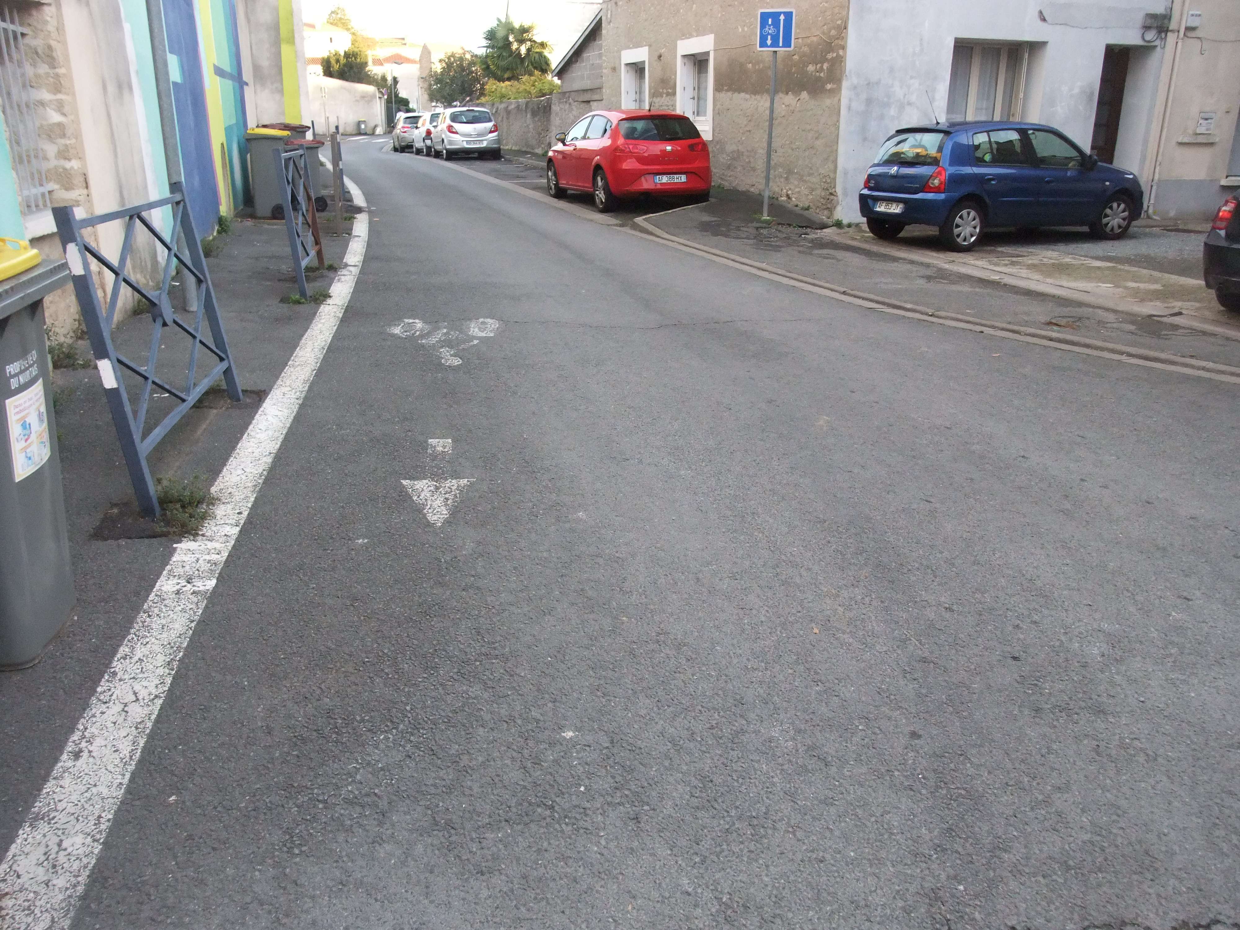 Trottoir non conforme PMR / trottoir très étroit