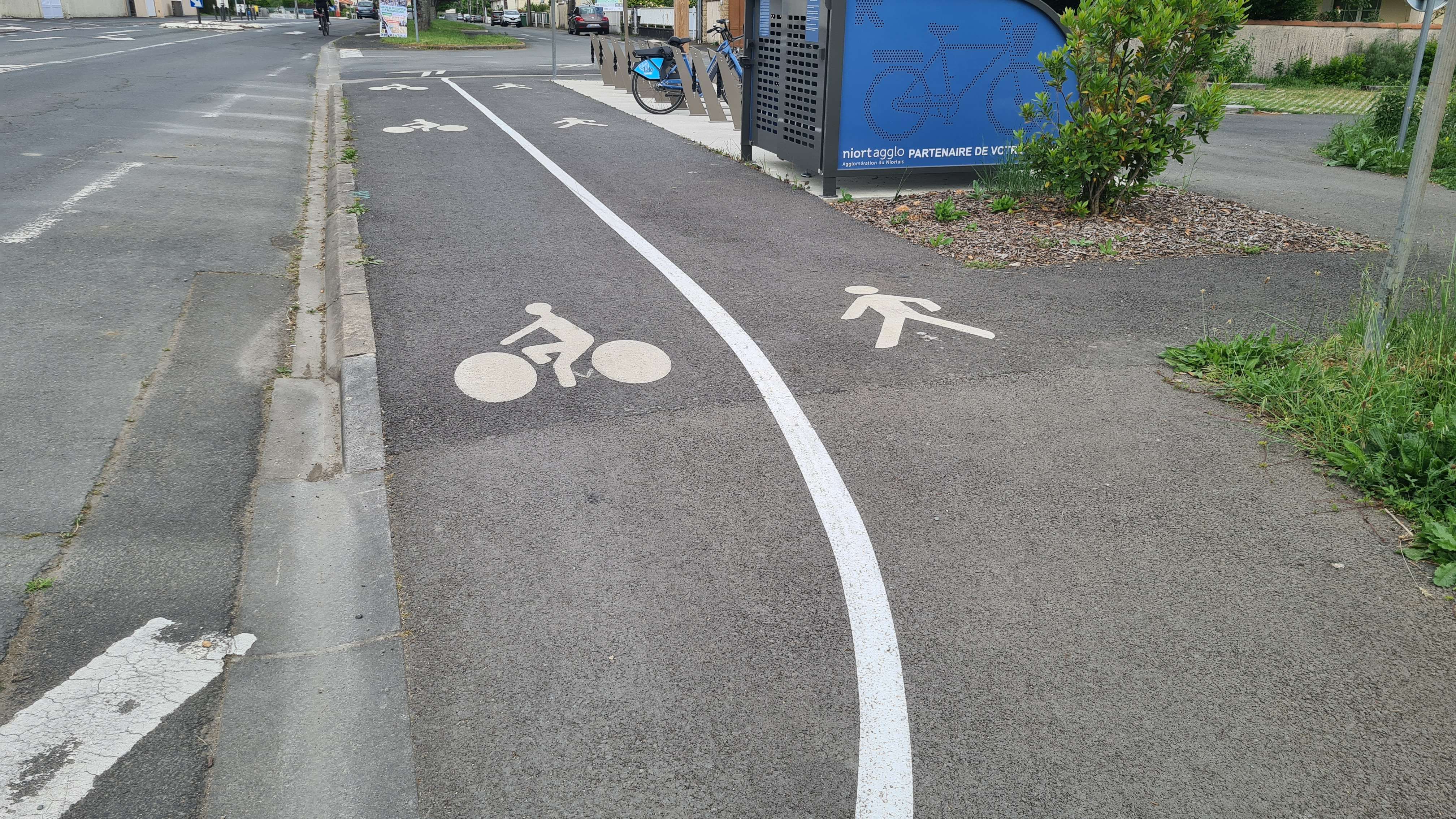 Piste cyclable sur trottoir